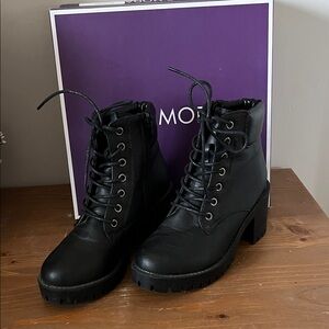 EUC Top Moda "Bianca-1" Lace-Up Block Heel Ankle Bootie